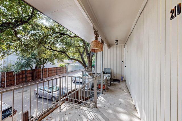 5220 Fleetwood Oaks Avenue 210, Dallas, TX 75235