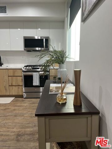 124 S Croft Avenue 101, Los Angeles, CA 90048