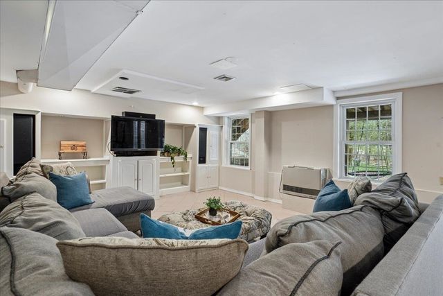 50 Hearthside Circle, Bedford, NH 03110