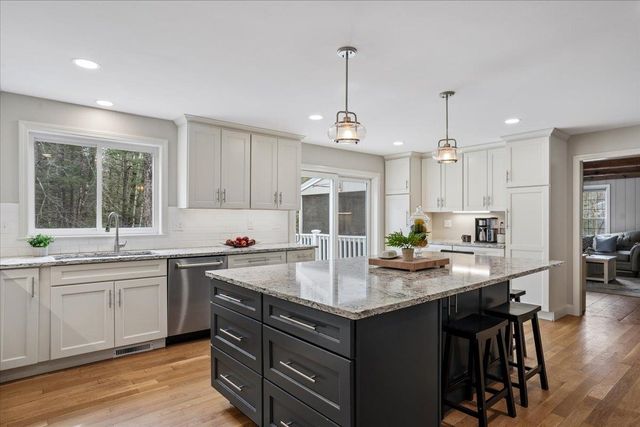 50 Hearthside Circle, Bedford, NH 03110