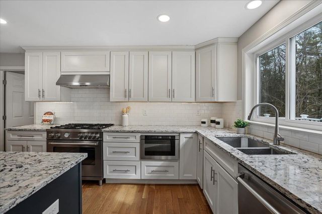 50 Hearthside Circle, Bedford, NH 03110