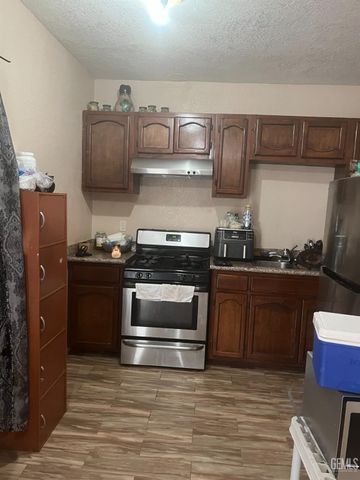 2313 Kamar Street, Bakersfield, CA 93305