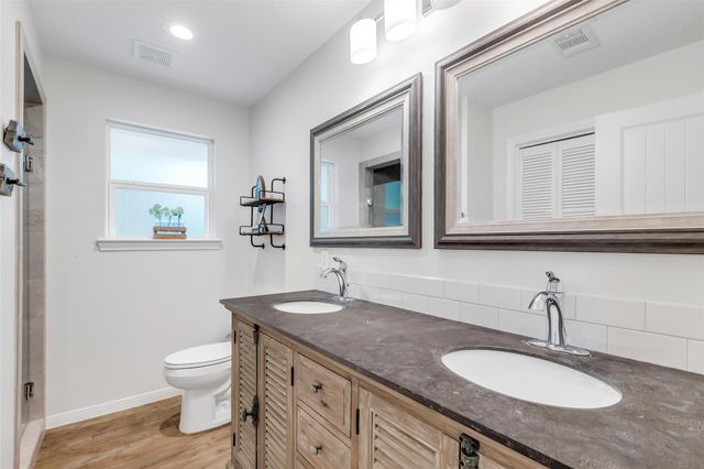 671 Lakeview Harbor, Onalaska, TX 77360