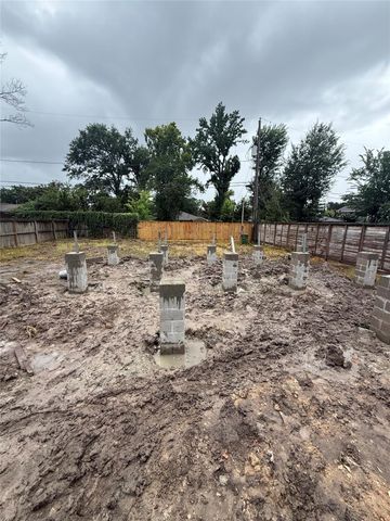 2031 Saxon Drive, Houston, TX 77018