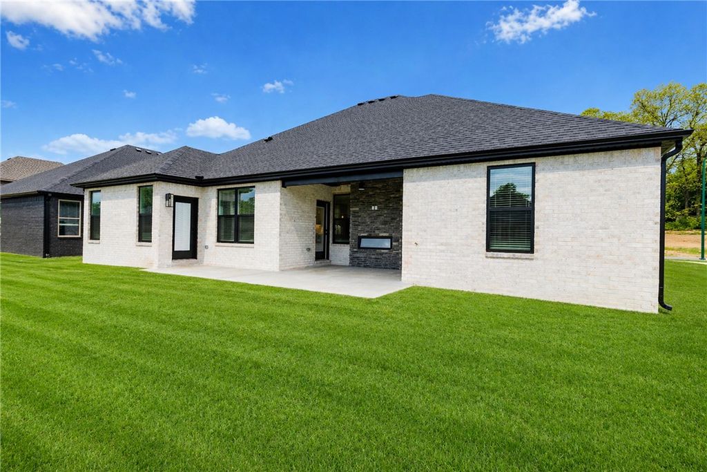 2107 N Chanae Street, Siloam Springs, AR 72761
