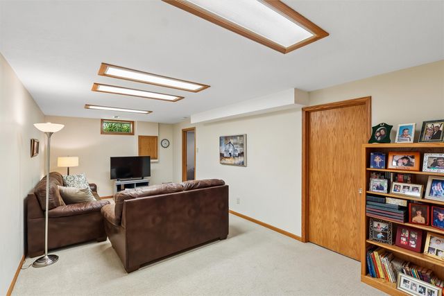 4318 101st Street, Urbandale, IA 50322