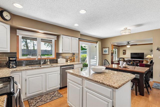 4318 101st Street, Urbandale, IA 50322