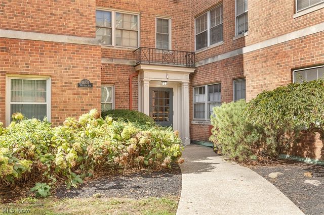 15825 Van Aken Boulevard 105W, Shaker Heights, OH 44120