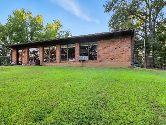 402 Watson Rd, Longview, TX 75604