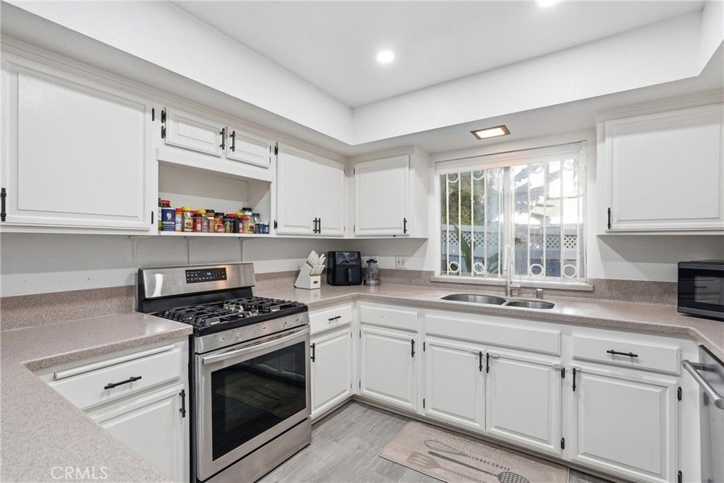 Image 12 of property listing at 8350 Burnet, North Hills, CA 91343