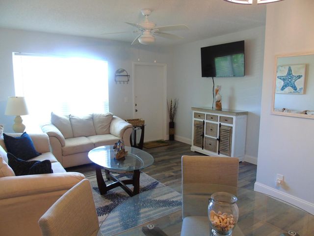 309 Circle Drive S 204, Boynton Beach, FL 33435