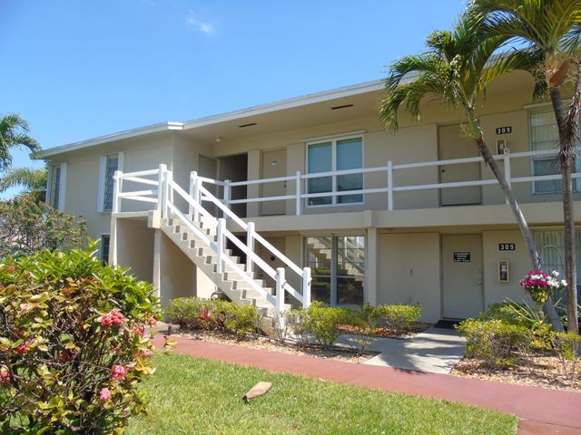 309 Circle Drive S 204, Boynton Beach, FL 33435