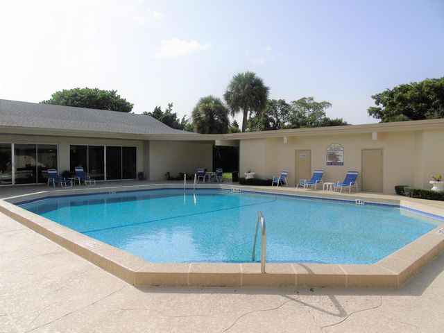 309 Circle Drive S 204, Boynton Beach, FL 33435