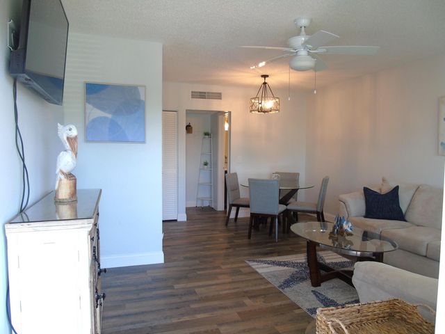 309 Circle Drive S 204, Boynton Beach, FL 33435