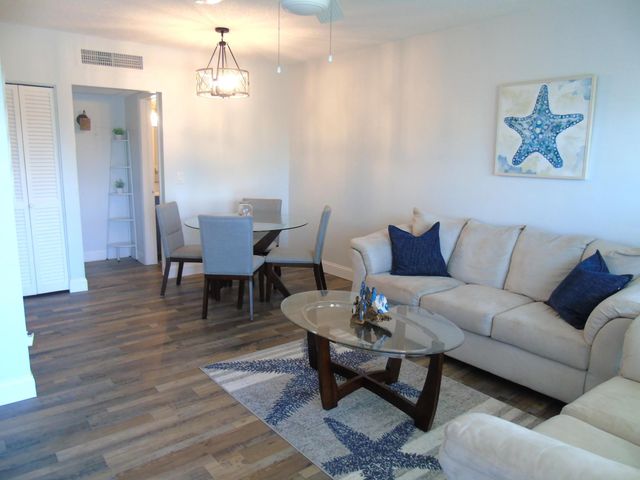 309 Circle Drive S 204, Boynton Beach, FL 33435