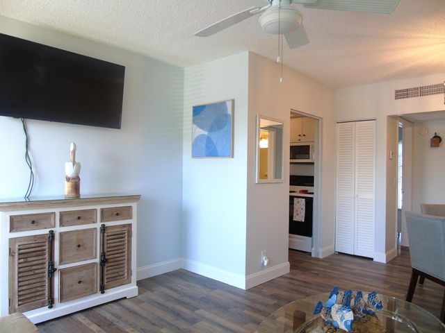309 Circle Drive S 204, Boynton Beach, FL 33435