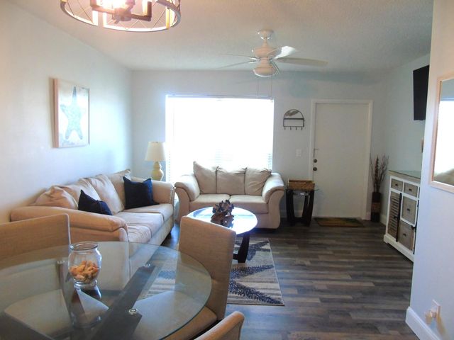 309 Circle Drive S 204, Boynton Beach, FL 33435