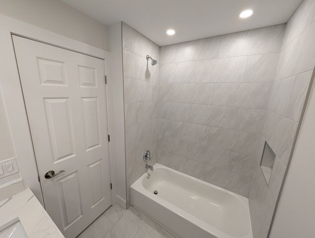 332 Essex Court 4, Wood Dale, IL 60191