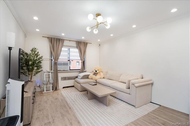 7343 217th Street 366B1, Oakland Gardens, NY 11364