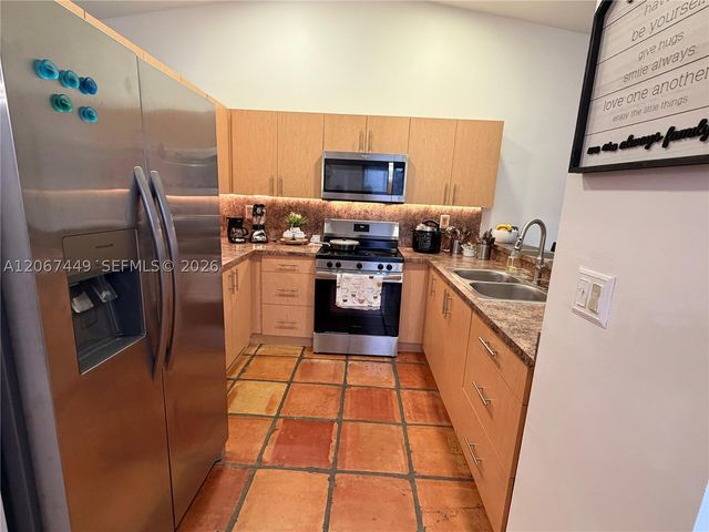 6641 NW 174th Ter, Hialeah, FL 33015