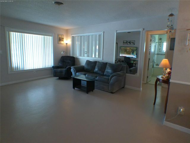 4600 NW 43rd St, Lauderdale Lakes, FL 33319