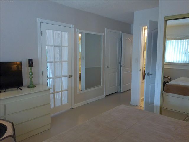 4600 NW 43rd St, Lauderdale Lakes, FL 33319