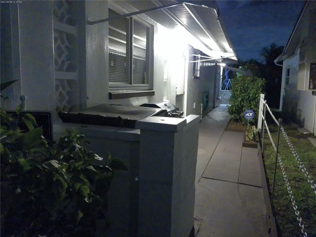 4600 NW 43rd St, Lauderdale Lakes, FL 33319