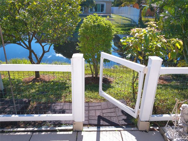 4600 NW 43rd St, Lauderdale Lakes, FL 33319