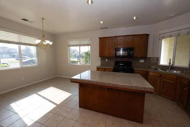 5547 E Atchison Street, Fresno, CA 93727