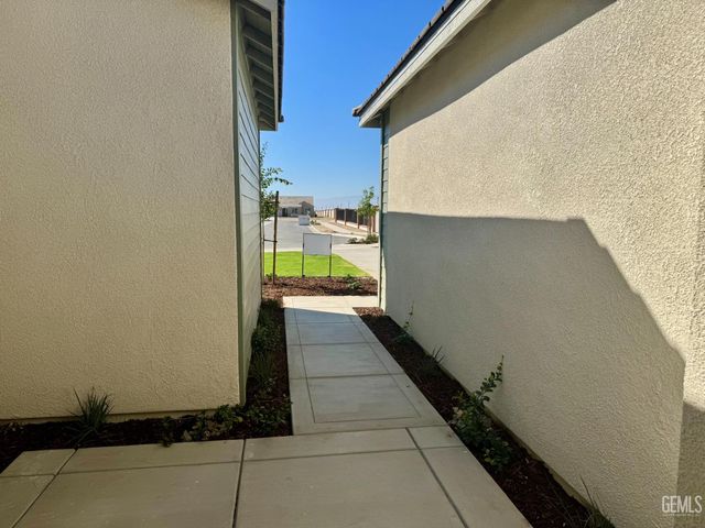 2104 Silkstone Court, Bakersfield, CA 93311