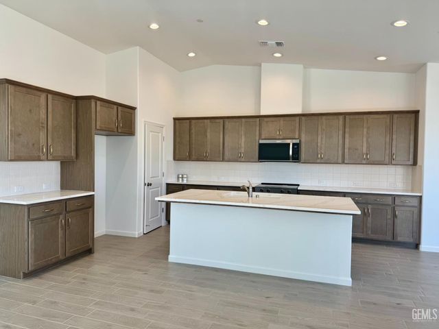 2104 Silkstone Court, Bakersfield, CA 93311