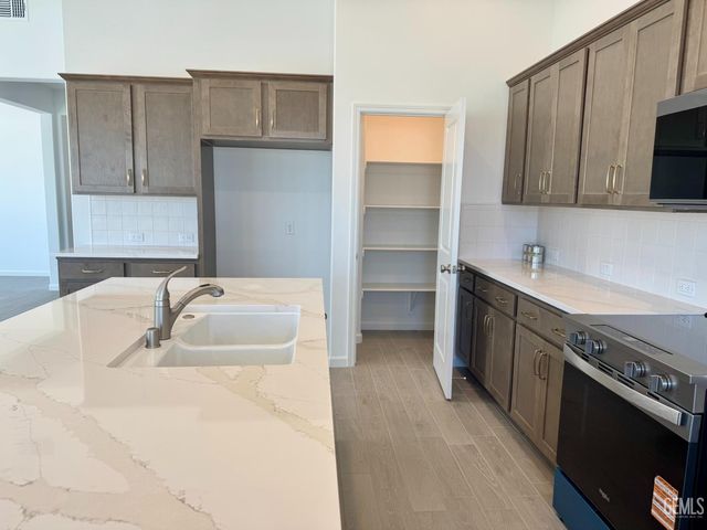 2104 Silkstone Court, Bakersfield, CA 93311