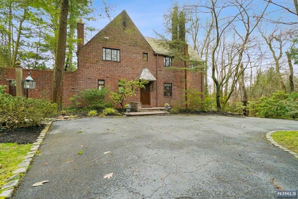 36 Forest Road, Tenafly, NJ 07670