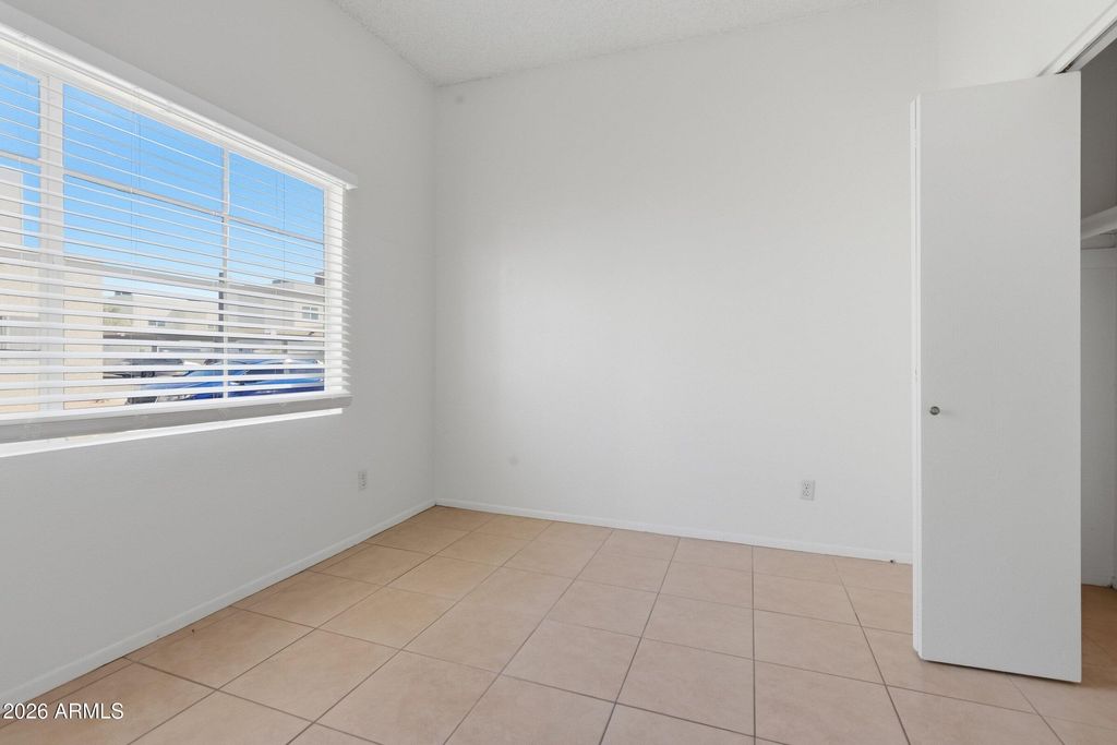 Image 10 of property listing at 2828 E TIERRA BUENA Lane, Phoenix, AZ 85032