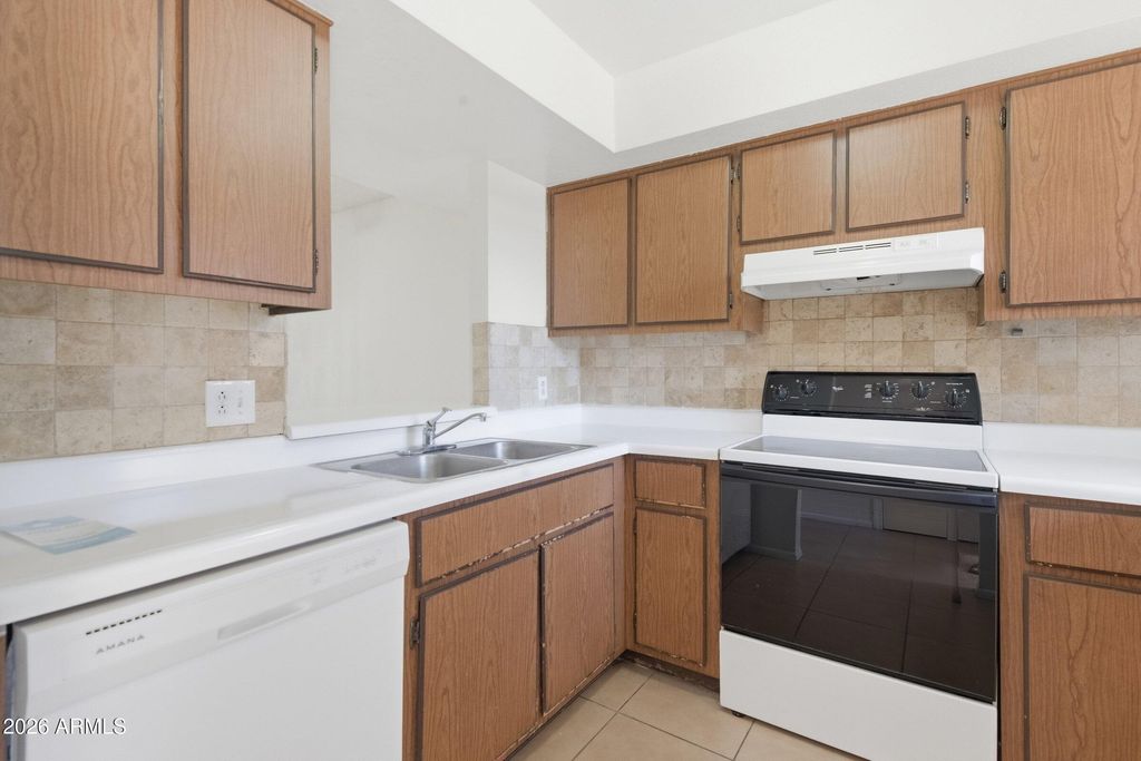 Image 12 of property listing at 2828 E TIERRA BUENA Lane, Phoenix, AZ 85032