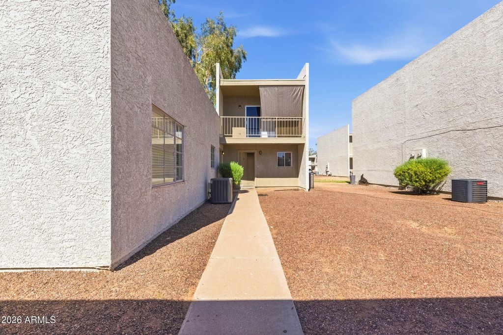 Image 2 of property listing at 2828 E TIERRA BUENA Lane, Phoenix, AZ 85032