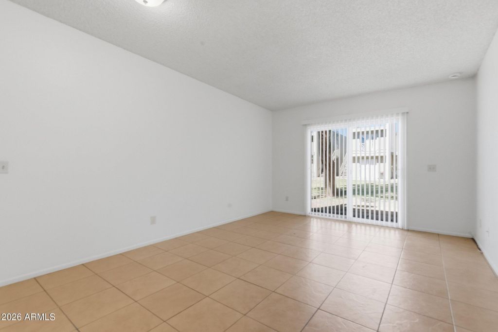 Image 3 of property listing at 2828 E TIERRA BUENA Lane, Phoenix, AZ 85032