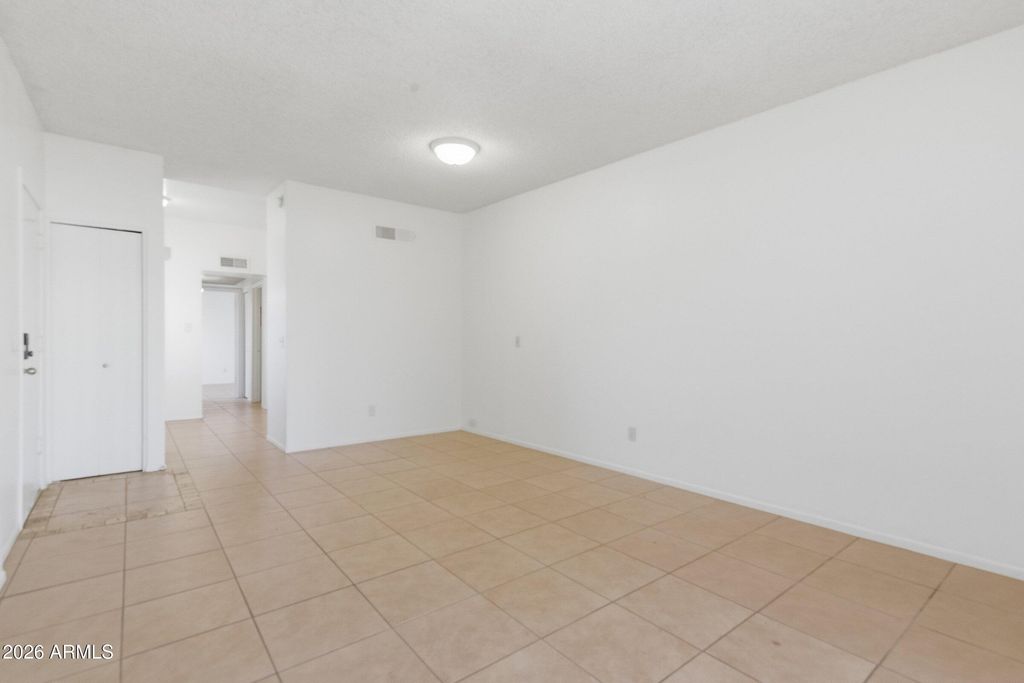 Image 4 of property listing at 2828 E TIERRA BUENA Lane, Phoenix, AZ 85032