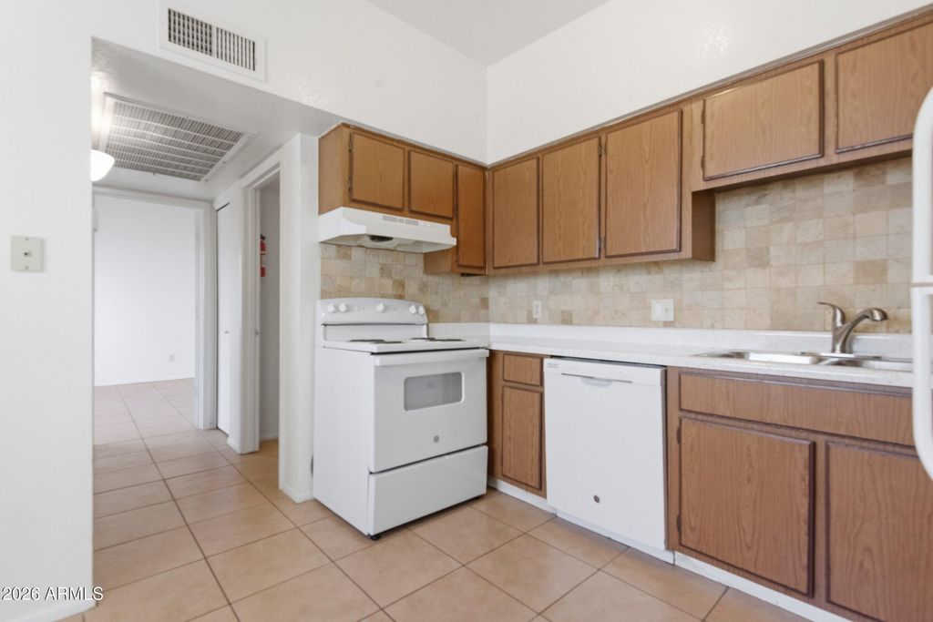 Image 5 of property listing at 2828 E TIERRA BUENA Lane, Phoenix, AZ 85032
