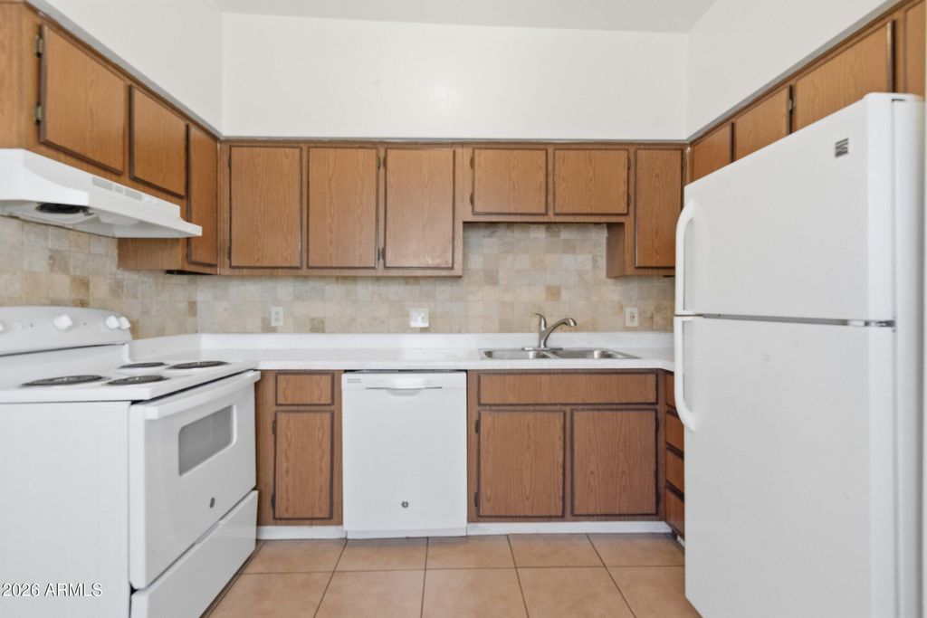 Image 6 of property listing at 2828 E TIERRA BUENA Lane, Phoenix, AZ 85032