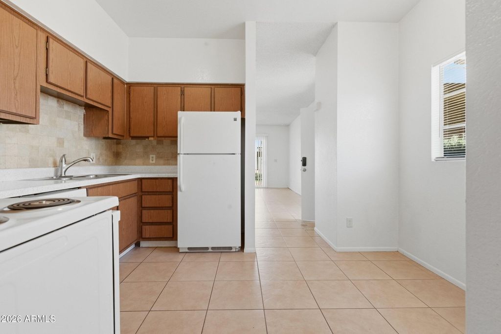 Image 7 of property listing at 2828 E TIERRA BUENA Lane, Phoenix, AZ 85032