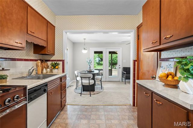 1053 Chelsea Avenue, Glendale, MO 63122