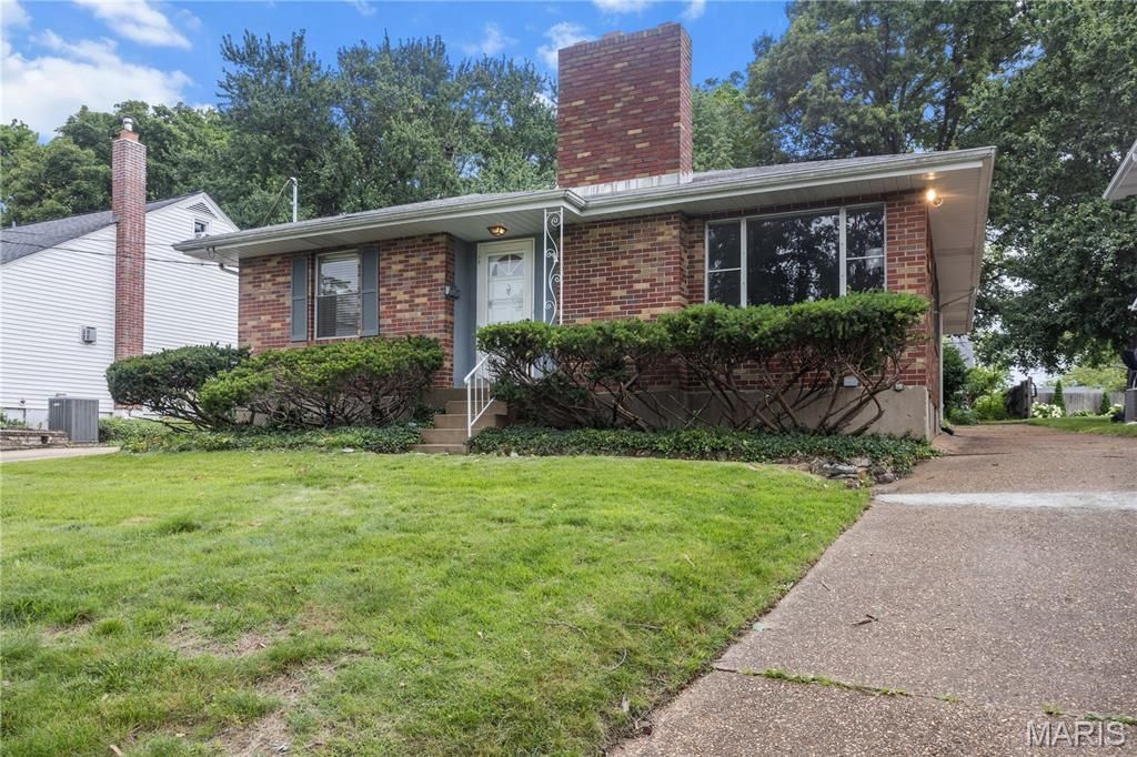 1053 Chelsea Avenue, Glendale, MO 63122