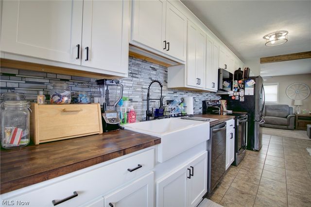 12123 National Drive, Grafton, OH 44044