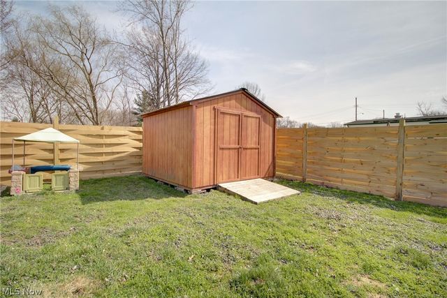 12123 National Drive, Grafton, OH 44044