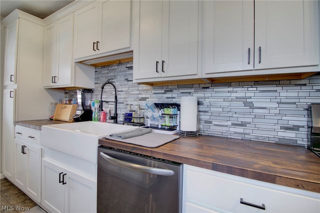 12123 National Drive, Grafton, OH 44044