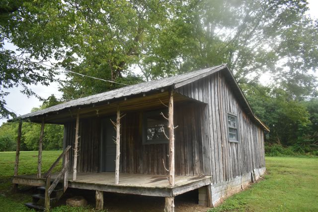 4 Price Ln, Pleasant Shade, TN 37145