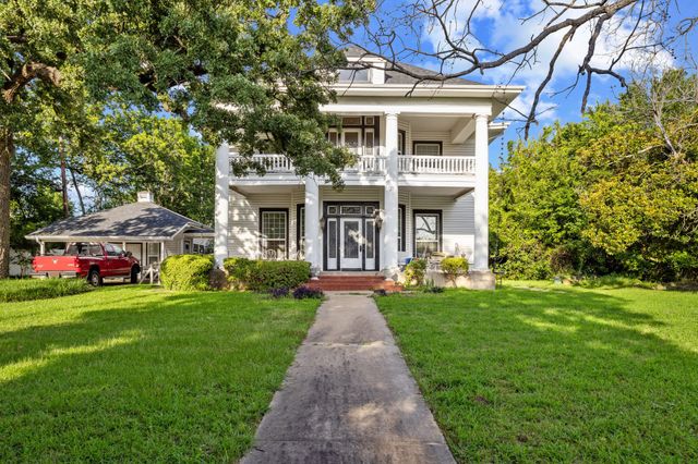 1114 S Houston Avenue, Denison, TX 75021