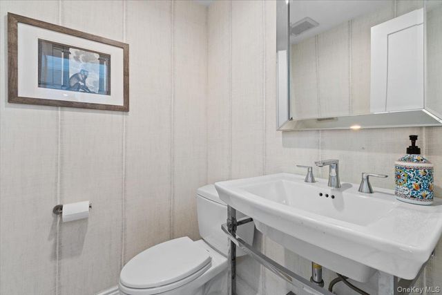 25 Pond Park Road, Great Neck, NY 11023