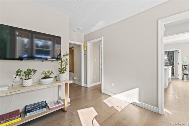 25 Pond Park Road, Great Neck, NY 11023